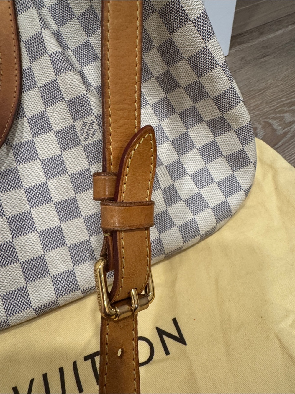 Louis Vuitton Siracusa GM bag
Damier Azur Check Tote with Tan Leather - Picture 7 of 11